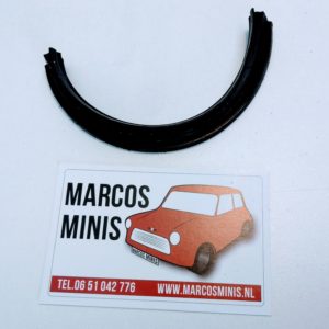 Halve maan tussen motor en bak Classic-MINI